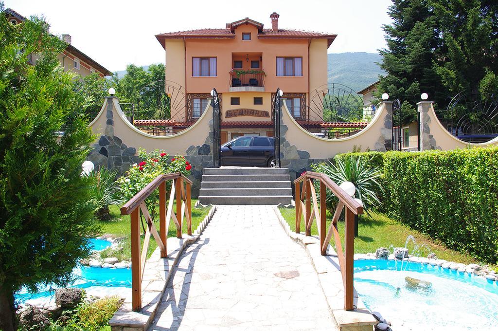 Hotel Complex Diana à Cherven  Extérieur photo