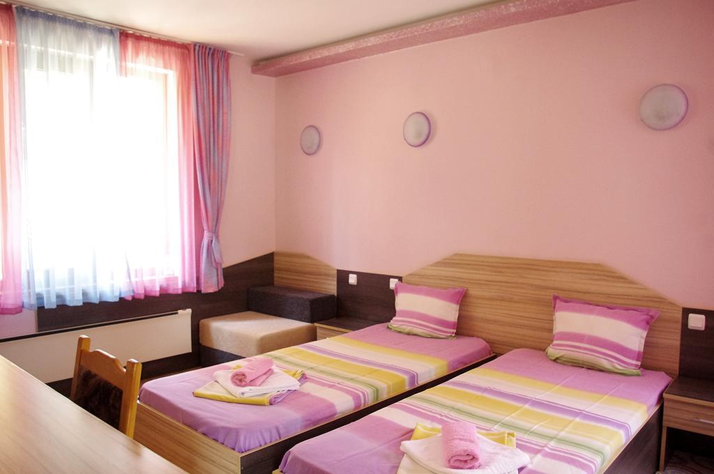 Hotel Complex Diana à Cherven  Extérieur photo