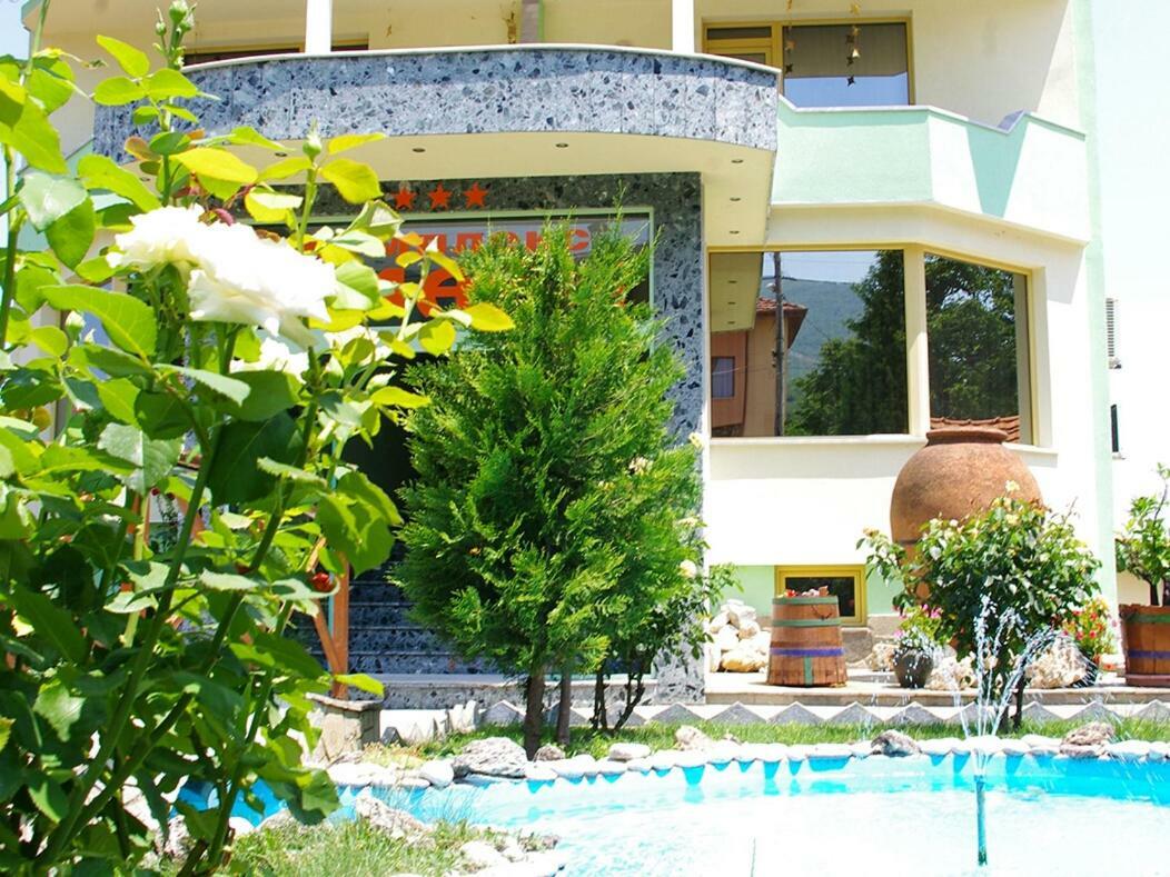 Hotel Complex Diana à Cherven  Extérieur photo