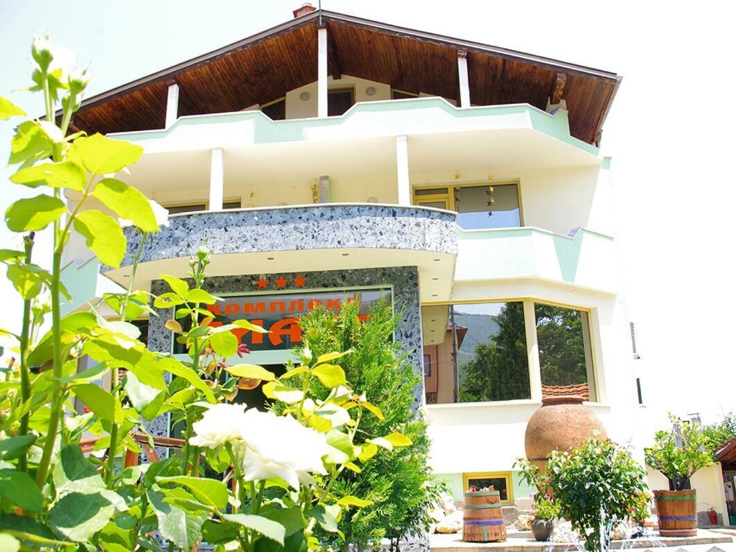 Hotel Complex Diana à Cherven  Extérieur photo